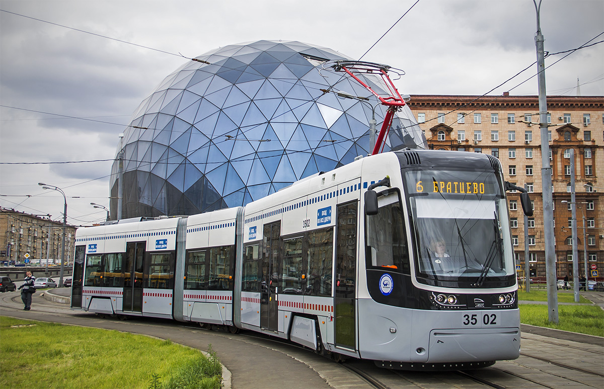 Moscow tram. Трамвай Pesa в Москве. Новые московские трамваи. Современный Московский трамвай. Новые трамваи в Москве.