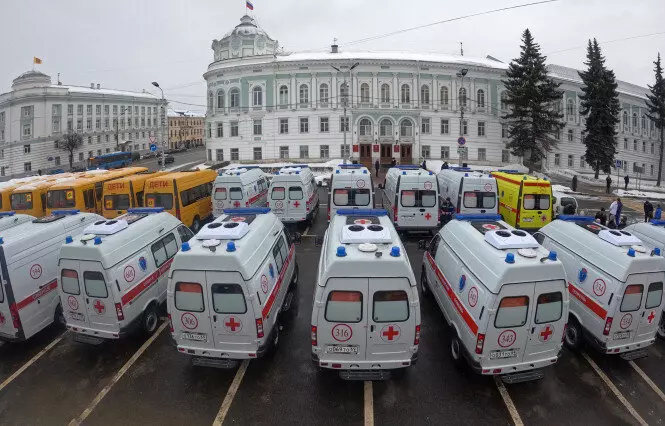 В регионы РФ в конце декабря 2023 года поступили новые школьные автобусы и машины СМП