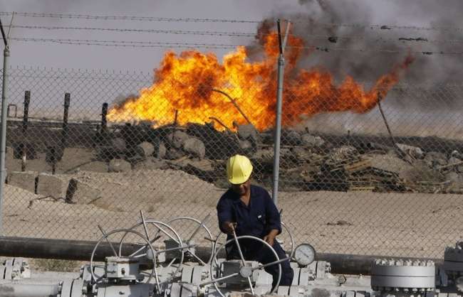 Нефтеперерабатывающий завод недалеко от города Басра, 550 км к юго-востоку от Багдада, Ирак