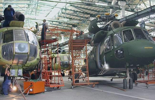 В сборочном цехе Казанского вертолетного завода вертолеты семейства Ми-8 и Ми-17