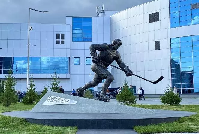 У арены Трактор открыли монумент Почетному гражданину Челябинска Белоусову