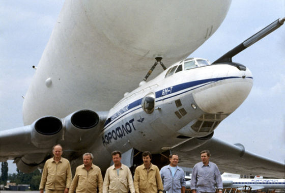 Экипаж ВМ-Т «Атлант» на «Авиасалоне-90» Источник: Скрынников / РИА Новости