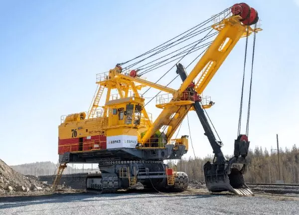 ЕВРАЗ запустил в работу отечественный экскаватор с большим ковшом