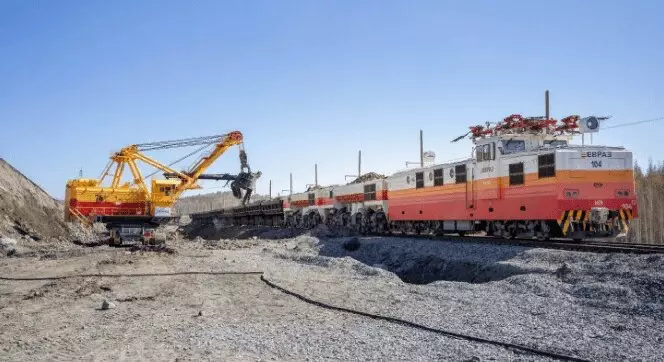 Картинка №2 для публикации «машиностроение: ЕВРАЗ запустил в работу отечественный экскаватор с большим ковшом»