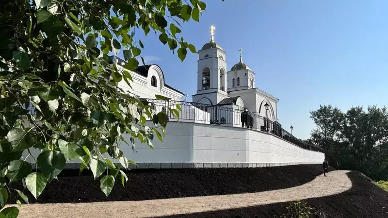 В Алапаевске освятили возрождённый меценатами храм Александра Невского
