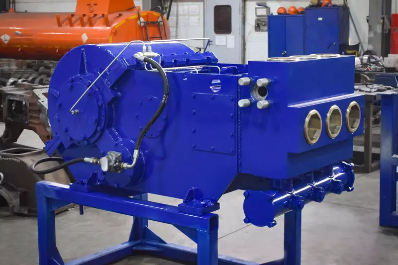 Уральский завод в 2024 году выпустил новые модели плунжерных насосов и КМУ