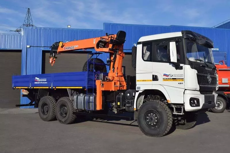 Картинка 4 для поста «Завод спецтехники с Урала выпустил новые модели спецтехники с КМУ и новую КМУ»