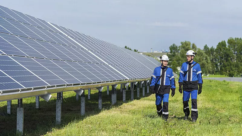 Картинка #3 для поста «Омская область: Газпром нефть запустила мощную солнечную электростанцию на Омском НПЗ»