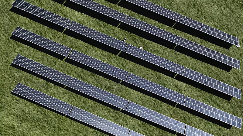 Картинка №2 для публикации «энергетика: Газпром нефть запустила мощную солнечную электростанцию на Омском НПЗ»