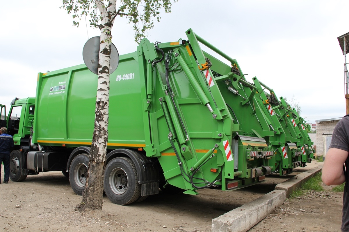 Собирающие мусоровозы. Мусоровоз КАМАЗ 65115 ТСАХ зеленый. КАМАЗ мультилифт мусоровоз. Мусоровоз евроконтейнер. Мусоровозы в Татарстане.