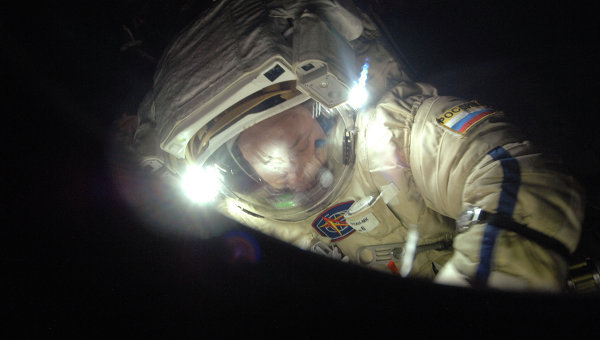 Александр Мисуркин во время выхода в открытый космос