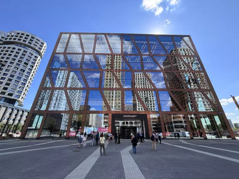 #1 для «Культура: В Москве появился музейно выставочный центр в виде медно стеклянного куба»