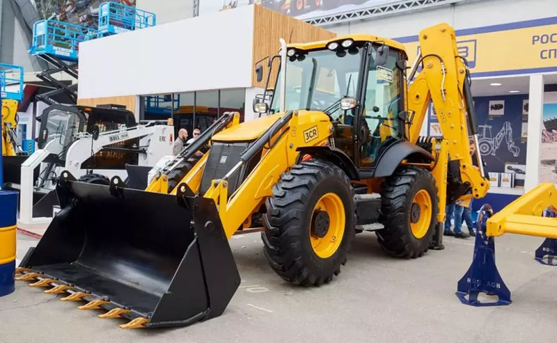 Российский представляет новейший экскаватор погрузчик с рекордным уровнем локализации запчастей