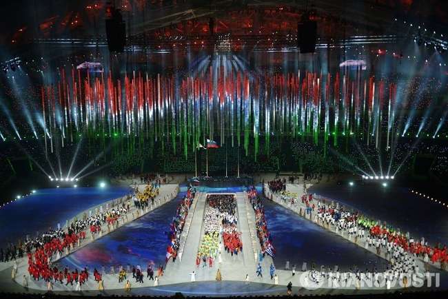 Парад атлетов и членов национальных делегаций на церемонии закрытия