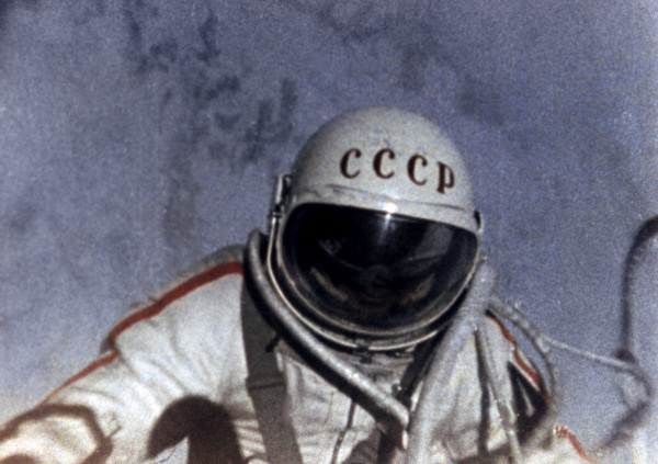 Летчик-космонавт СССР Алексей Леонов в открытом космическом пространстве