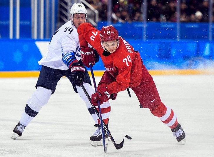 Райан Стоа и Николай Прохоркин в матче Россия - США по хоккею среди мужчин группового этапа на XXIII зимних Олимпийских играх