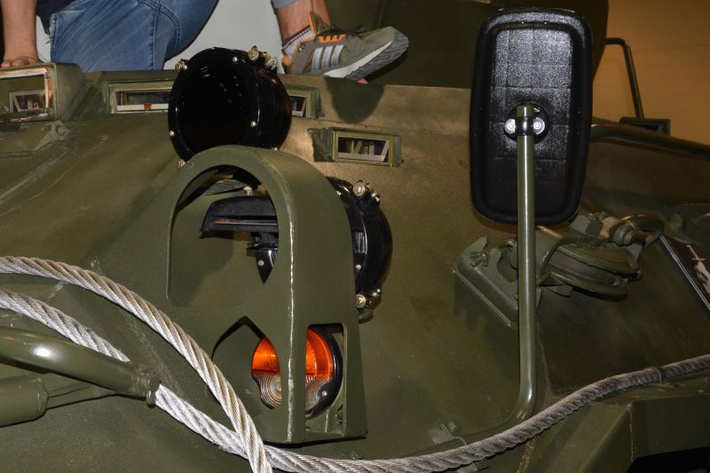Вождение бронетранспортера облегчают зеркала заднего вида и светотехническое оборудование