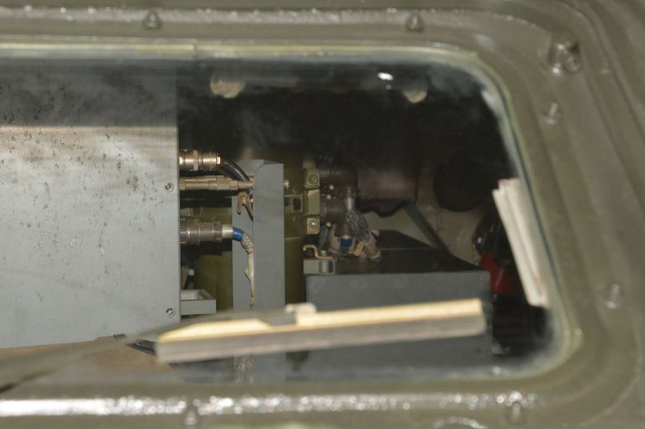 Вид на внутреннюю аппаратуру через лобовое стекло командира
