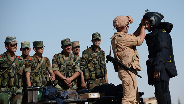 Российский военнослужащий (второй справа) обучает сирийских солдат поисковой тактике и обнаружению взрывных устройств. Архивное фото