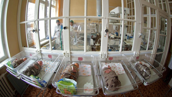 Новорожденные в роддоме. Архивное фото