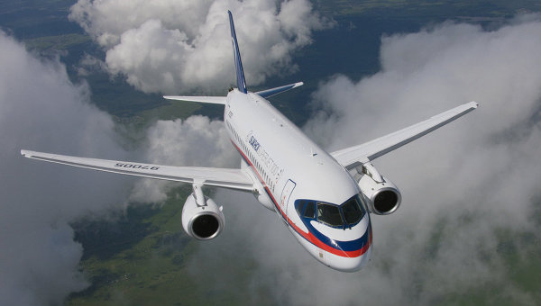 Пассажирский самолет Сухой Суперджет 100, архивное фото