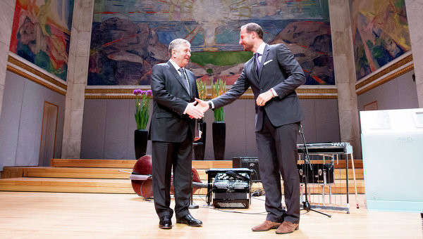 Российский математик Яков Синай и кронпринц Норвегии Хокон во время церемония вручения Абелевской премии