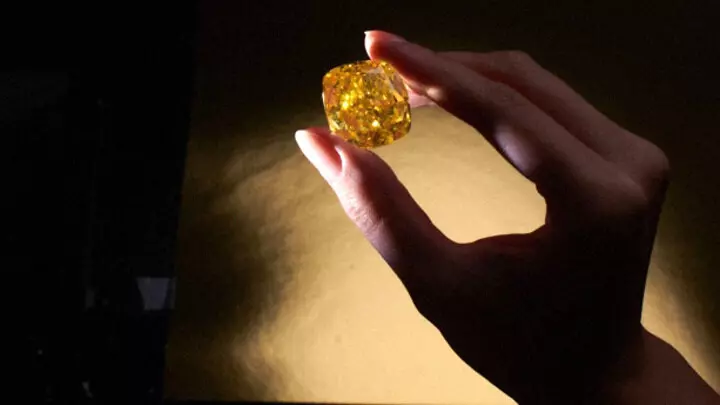 Алроса завершила огранку крупнейшего в истории России бриллианта в 100 карат