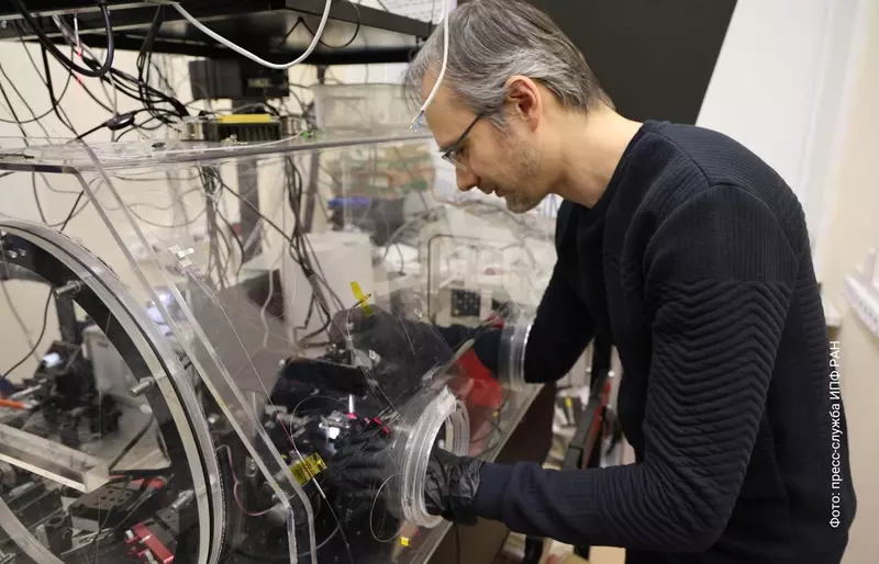 Изображение #3 для публикации «Физики научились управлять состояниями света с нарушенной симметрией»