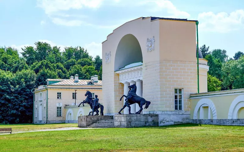 Ход реставрации усадьбы Кузьминки в Москве
