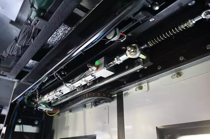 Элемент над дверью