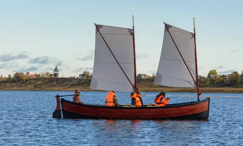 Картинка #1 для поста «: В Архангельск прибыл холмогорский карбас Ровда»