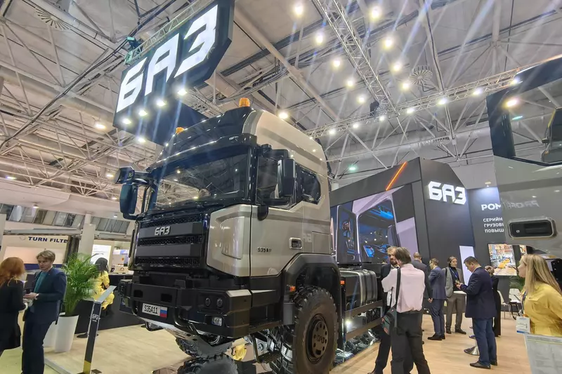 Новые российские грузовики БАЗ с колёсной формулой 6 6 самосвал на 22 тонны и седёльный тягач