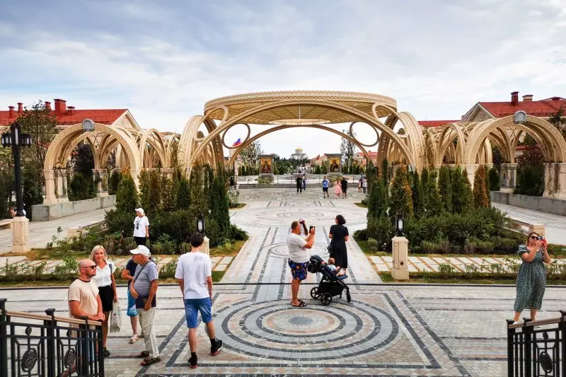 Фото #3 для «Общество: В Севастополе начал работу музейно парковый комплекс Новый Херсонес»