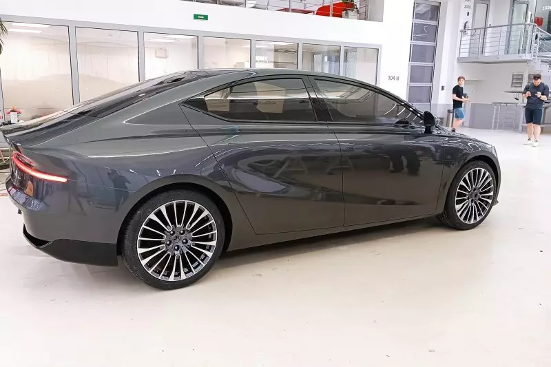 #2 для публикации «Молния: Новый концепт седана Молния сняли на фото новые подробности»