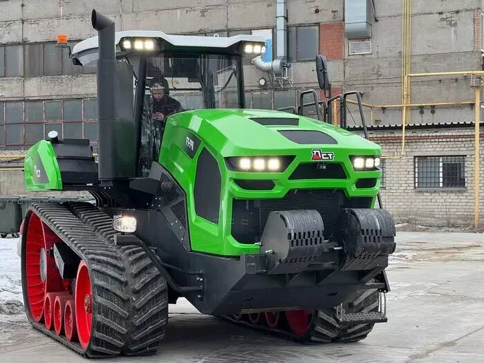 Представлен новый российский трактор