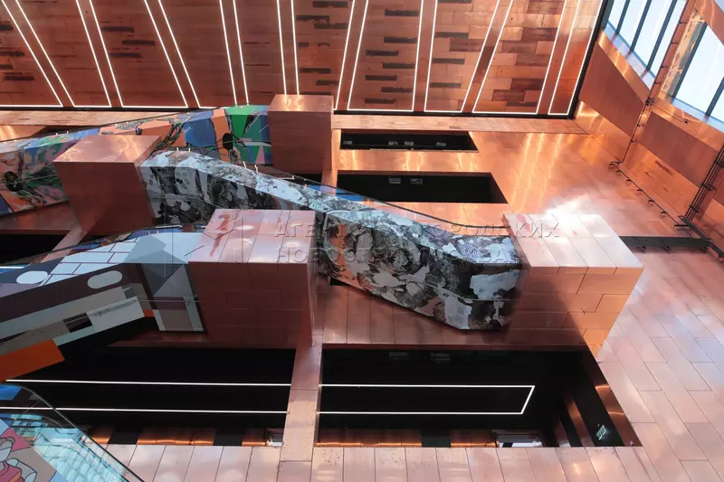 Фото #13 для новости «В Москве появился музейно выставочный центр в виде медно стеклянного куба»