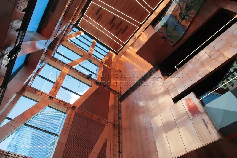 Изображение №21 для новости «В Москве появился музейно выставочный центр в виде медно стеклянного куба»