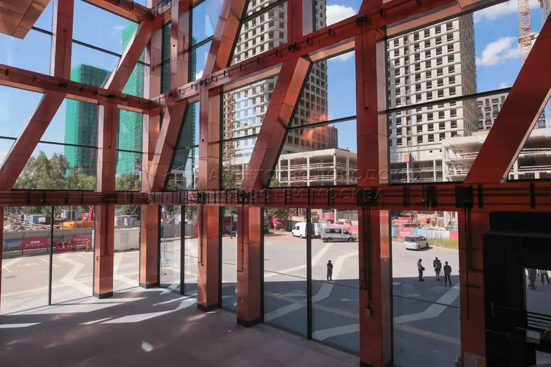 Картинка №14 для поста «В Москве появился музейно выставочный центр в виде медно стеклянного куба»