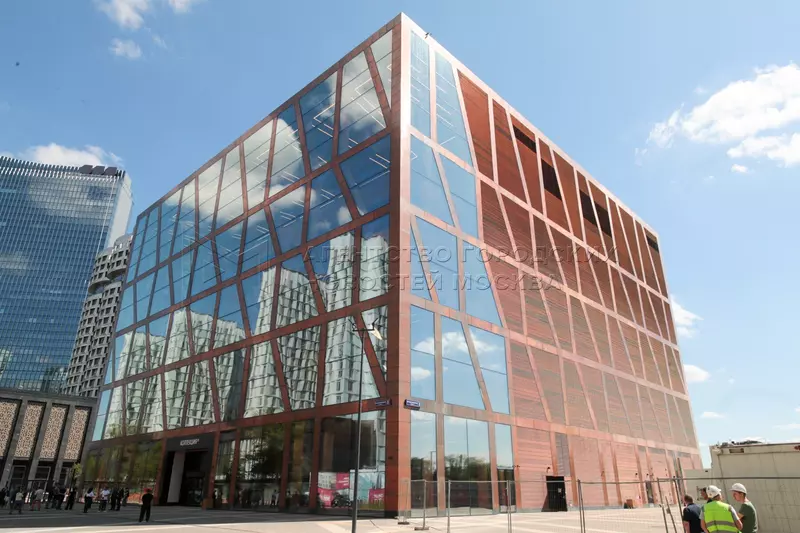 Иллюстрация №9 для «В Москве появился музейно выставочный центр в виде медно стеклянного куба»