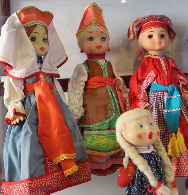 Первая экспозиция музея называется «Ребята, давайте жить дружно!» и представляет куклы в нарядах народов СССР. Выставлено 250 единиц коллекции, и посмотреть есть на что! Удивительно, но некоторые куклы сохранились вместе с коробками, в которых они продавались. И поэтому известны их имена!