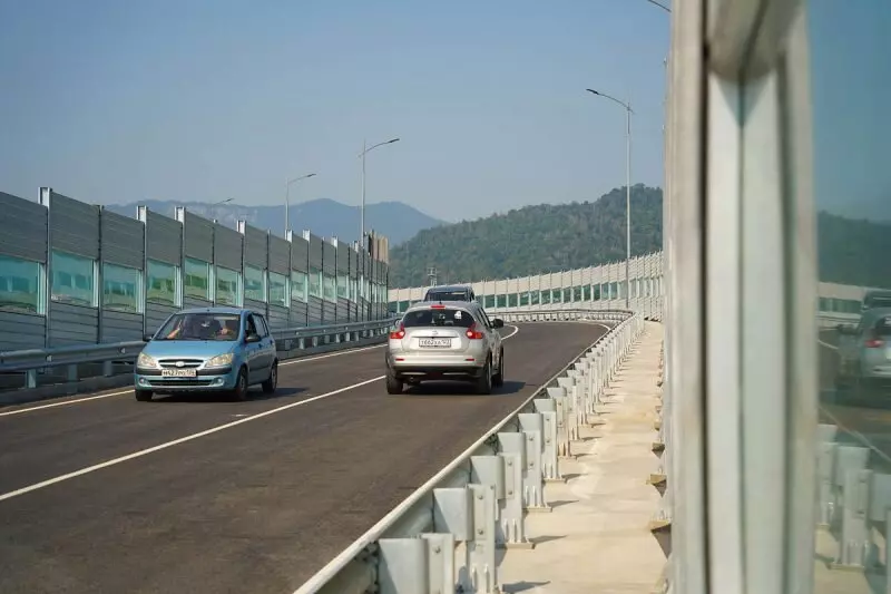 На обходе Адлера запущено движение по реконструированному путепроводу