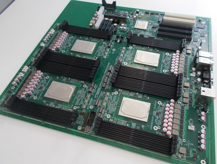 Серверная материнская плата E8C2/MSWTX вер.2 для 4-процессорных серверов Эльбрус-804СВ с новыми 8-ядерными микропроцессорами Эльбрус-8СВ. Фото взято с сайта завода "Звезда" в свободном доступе.
