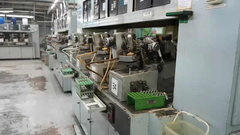 Например, эти станки разработаны самостоятельно. Они с помощью искры прожигают тончайшие отверстия в металле