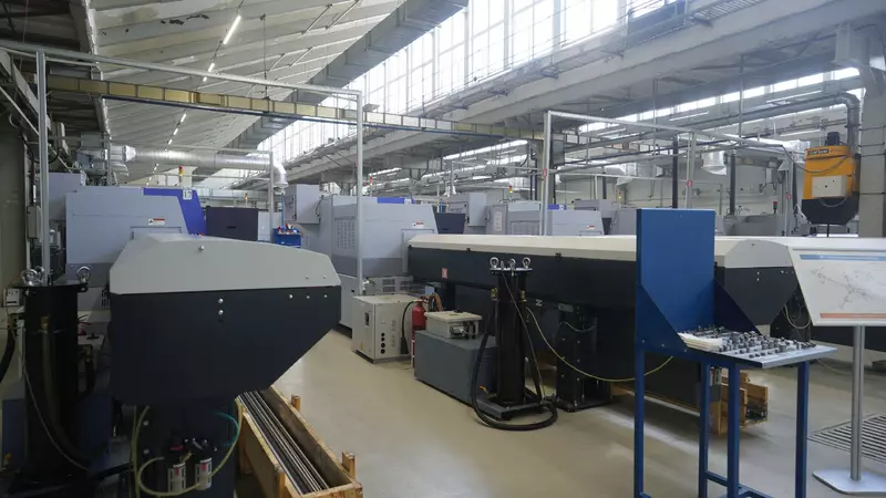 Завод просто забит различным оборудованием