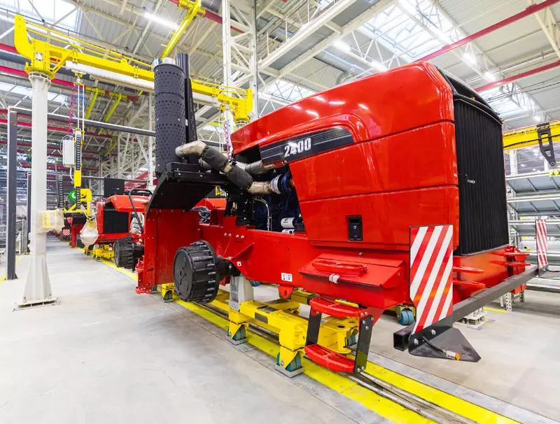 Сборка трактора Ростсельмаш 2400 на новом заводе