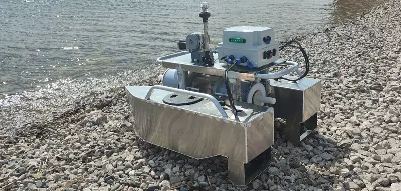 Судно оснащено батометром, устройством для сбора воды