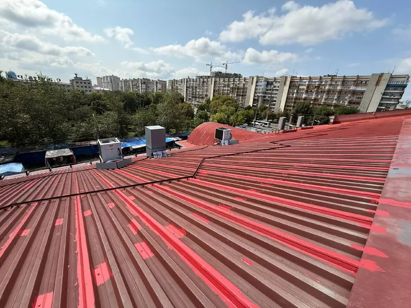 На фото первый этап работ по ремонту кровли