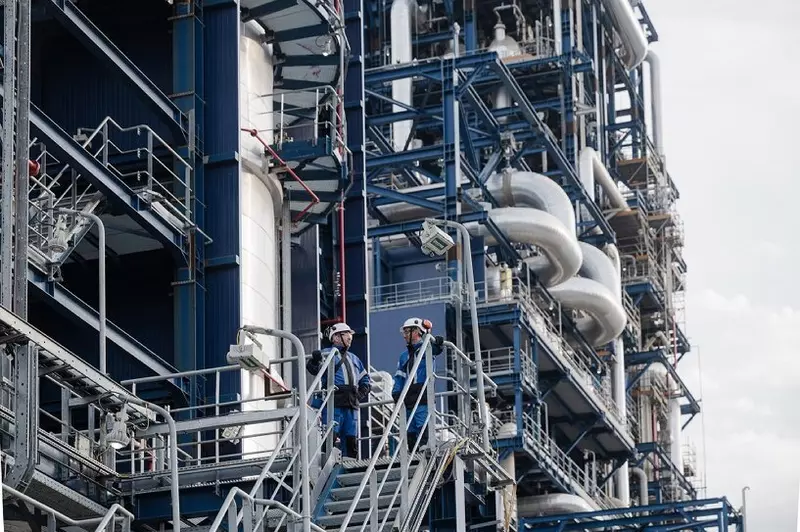 Фото №3 для статьи «нефтепереработка: На Омском НПЗ запущен новый комплекс первичной переработки нефти»