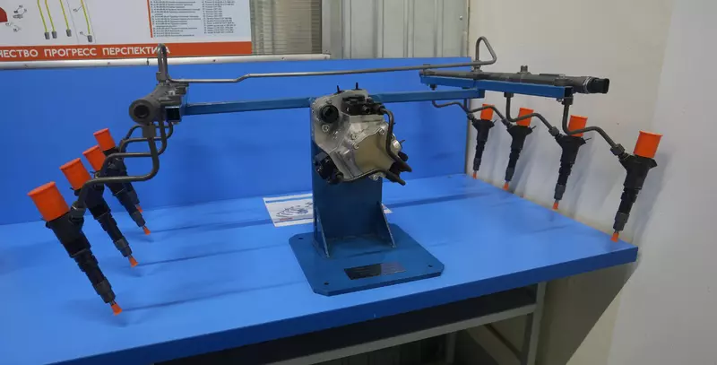 В центре насос (ТНВД) – оранжево-черные форсунки