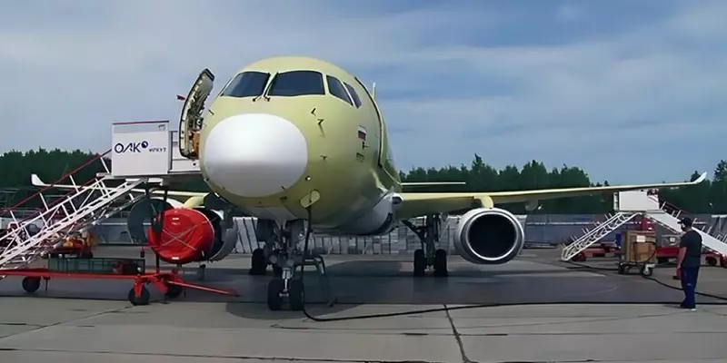 На опытном самолёте идёт отработка бортовых систем при работающих двигателях